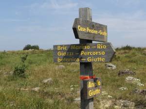 Xtrallusion photo library of independent, self-guided walking and sightseeing holidays in Italy. Pictures, images, photos and photographs taken along the way of this 1-day walking itinerary, to give you a visual impression of the day's walk.